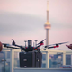 El dron durante las pruebas, con la Torre CN al fondo